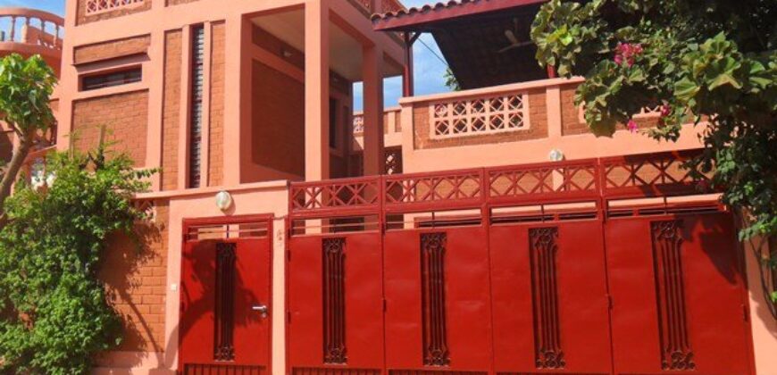 Duplex 5 chambres en brique rouge avec piscine à louer – Sotuba ACI, Bamako