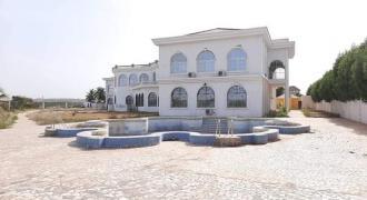 A vendre a la Cité du Niger deux villas duplex en étages avec piscine