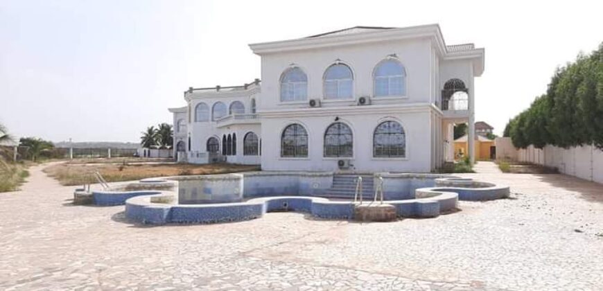 A vendre a la Cité du Niger deux villas duplex en étages avec piscine