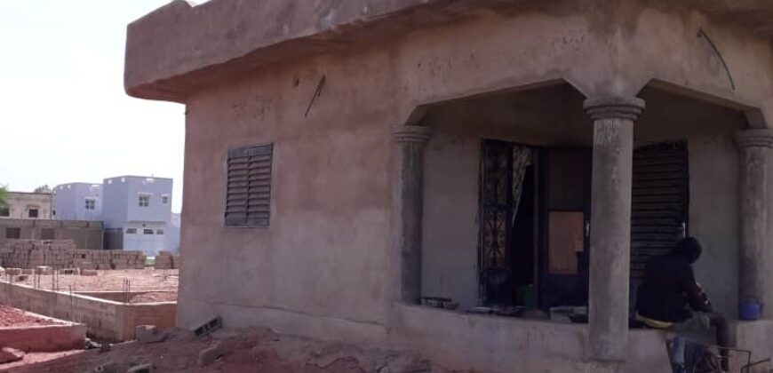 Vente de terrain avec maison inachevée à Kabala non loin de l’Université, en titre foncier