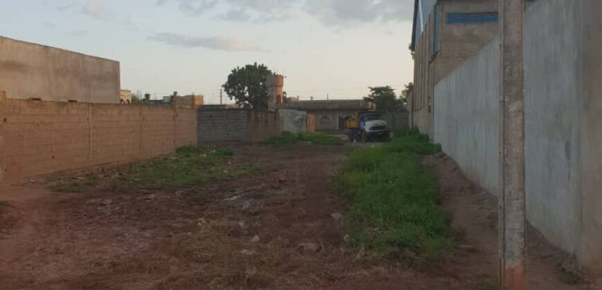 Terrain d&rsquo;angle clôturé 900 m² à vendre – Niamana ancien poste