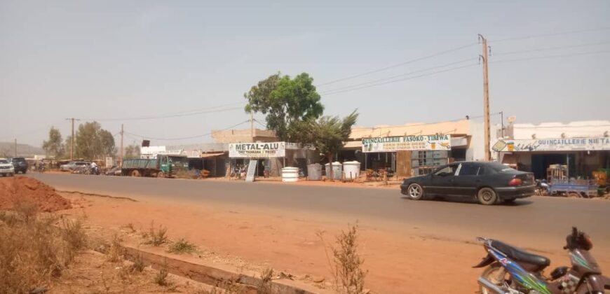 Terrain 1.200 m² au bord du goudron à vendre – Dialakorobougou