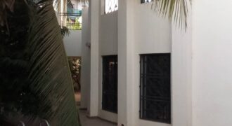 A louer à la Cité du Niger villa duplex non meublée avec piscine