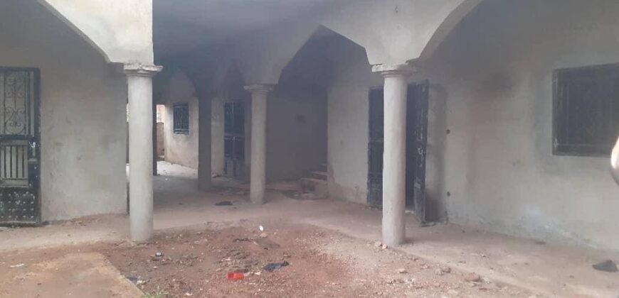 Villa inachevée de 3 appartements à vendre – Université, Kabala, Bamako