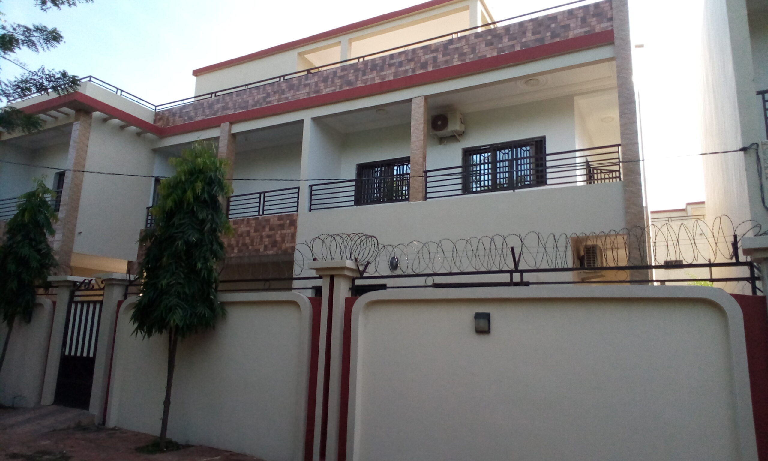 Villa Duplex non meublée à louer à Faso Kanu Magnambougou