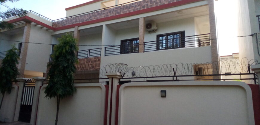 Villa duplex 5 chambres avec piscine à louer – Faso Kanu, Magnambougou
