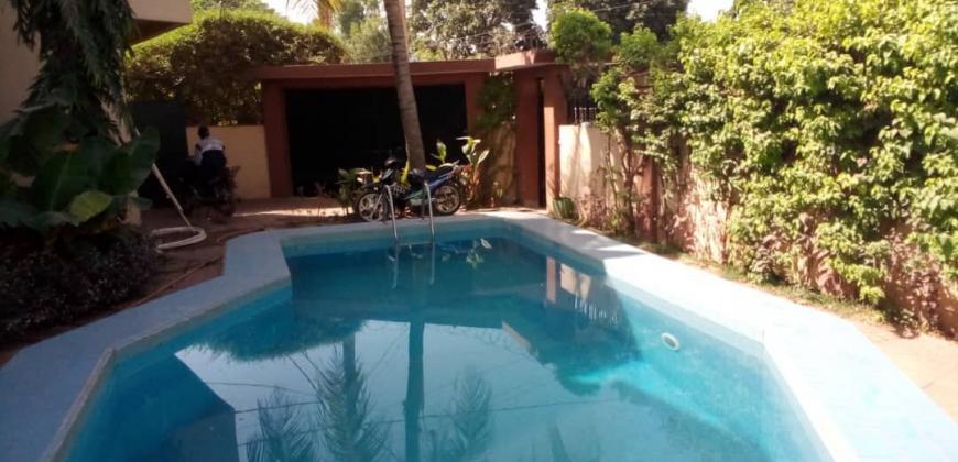 Villa duplex non meublée à louer à Badalabougou Est avec piscine