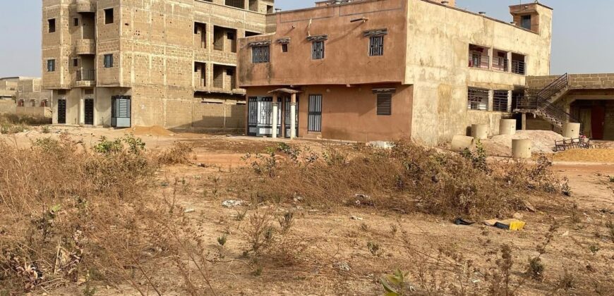 Terrain de 300 m² en titre foncier à vendre – Kabala, près de l&rsquo;université