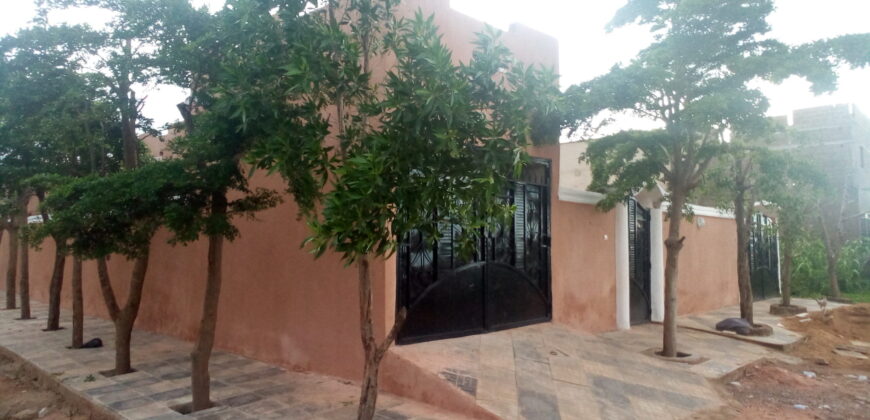 Villa 4 chambres autonome en eau et électricité à louer – Kabala
