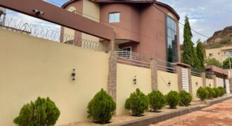 Immeuble R+2 de 8 chambres avec piscine à louer – Missabougou, Bamako