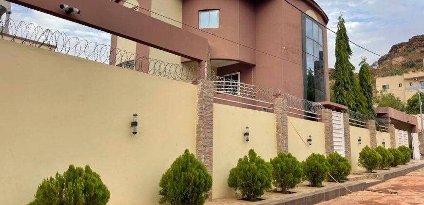 Immeuble R+2 de 8 chambres avec piscine à louer – Missabougou, Bamako
