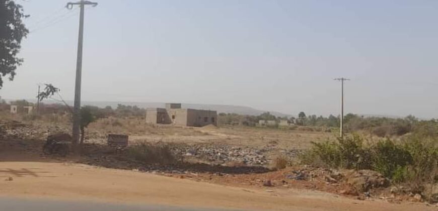 Terrain d&rsquo;angle de 2.000 m² au bord du goudron à vendre – Samaya