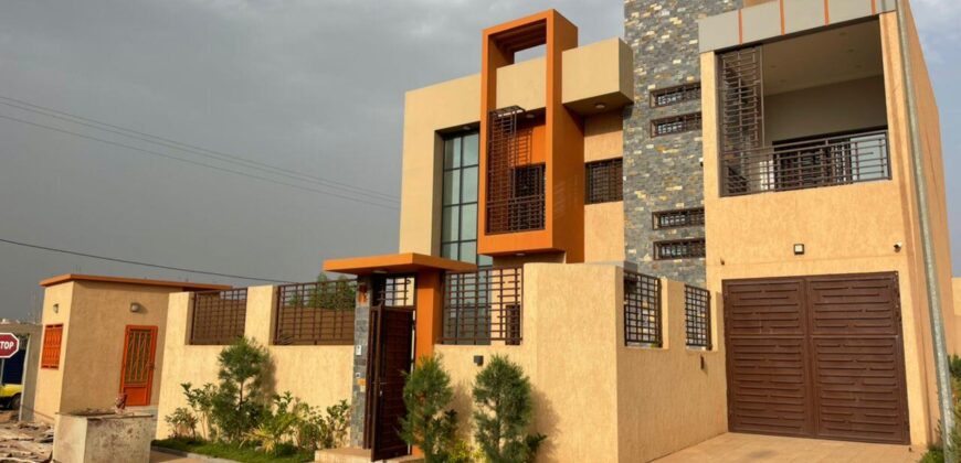 Villa duplex 4 chambres en cité fermée à louer – Bolé Cité, Faladié