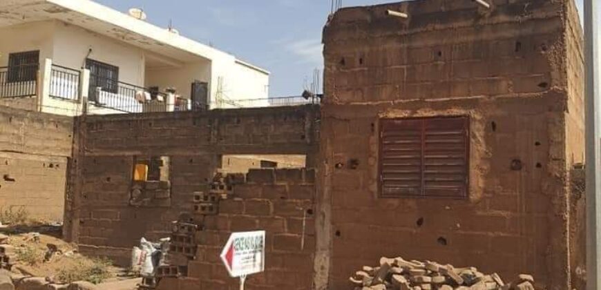 Villa inachevée 3 chambres sur 300 m² à vendre – Bolé SEMA, Faladié