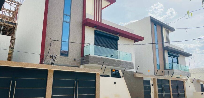 Villa duplex 4 chambres à louer – Sébénikoro, à 100 m du goudron