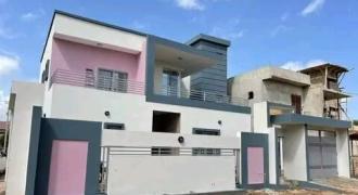 A vendre villa duplex avec piscine à Sébénikoro
