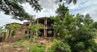 Grand bâtiment inachevé de 7 chambres sur 1.500 m² à vendre – Kalaban Adeken