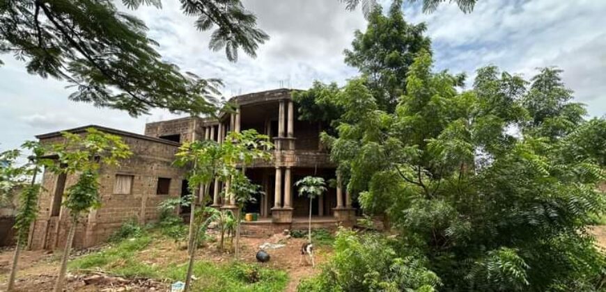 Grand bâtiment inachevé de 7 chambres sur 1.500 m² à vendre – Kalaban Adeken