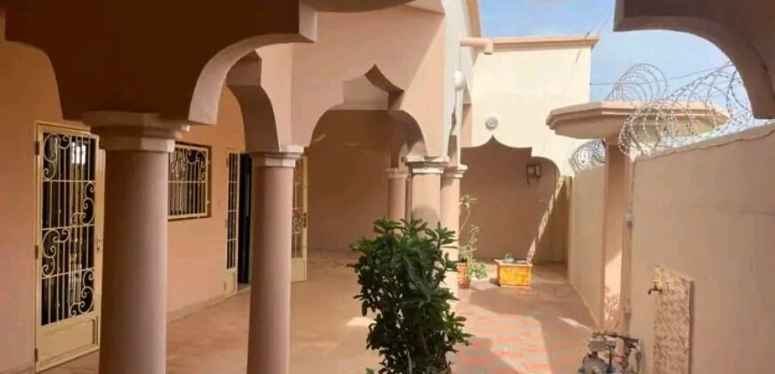 Villa basse 3 chambres avec double garage à louer – Cité Trésor, Sirakoro