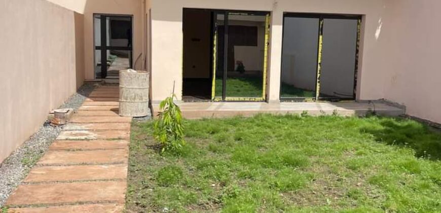 Villa duplex neuve 4 chambres avec jardin à louer – Sirakoro