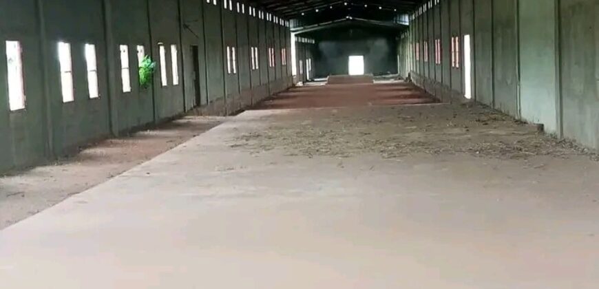 Un hectare clôturé avec entrepôt à vendre – Dialakorobougou