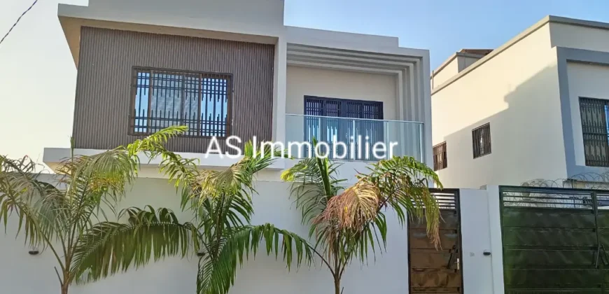 Duplex de haut standing avec piscine à vendre – Samaya Cité