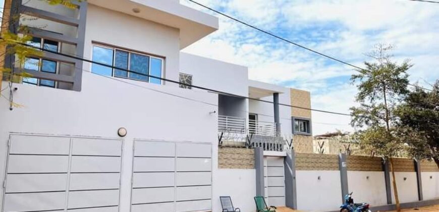 Villa duplex 9 chambres avec piscine à louer – Niamakoro, Cité UNICEF