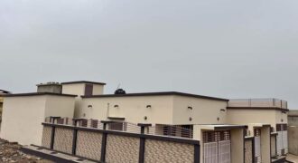 Villa basse 3 chambres avec double parking à vendre – Niamana