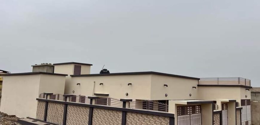 Villa basse 3 chambres avec double parking à vendre – Niamana