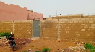 Terrain clôturé de 300 m² en titre foncier à vendre – Kati Sananfara