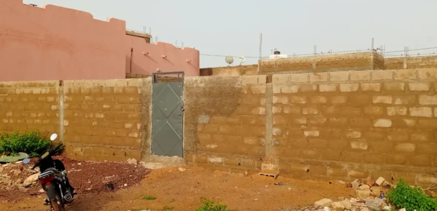 Terrain clôturé de 300 m² en titre foncier à vendre – Kati Sananfara