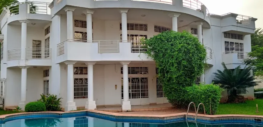 Villa de haut standing avec piscine à louer – Badalabougou, au bord du fleuve