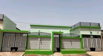 Villa basse 3 chambres avec double parking à vendre – Niamana, près du goudron