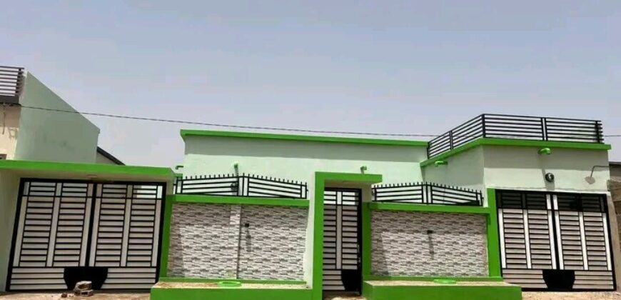 Villa basse 3 chambres avec double parking à vendre – Niamana, près du goudron