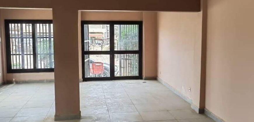 Grand magasin avec bureau à louer – Siracoro