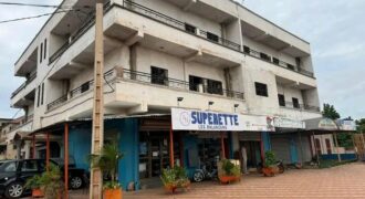 Immeuble R+2 de 12 appartements et 7 magasins à vendre – Missabougou, bord du goudron