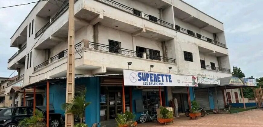 Immeuble R+2 de 12 appartements et 7 magasins à vendre – Missabougou, bord du goudron