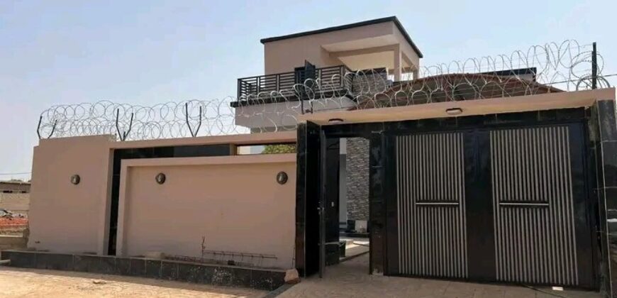 Villa basse avec piscine 3 chambres à vendre – Kabala, vers le terminus