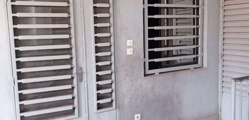 Appartement 2 chambres avec magasin à louer – Siracoro Cité