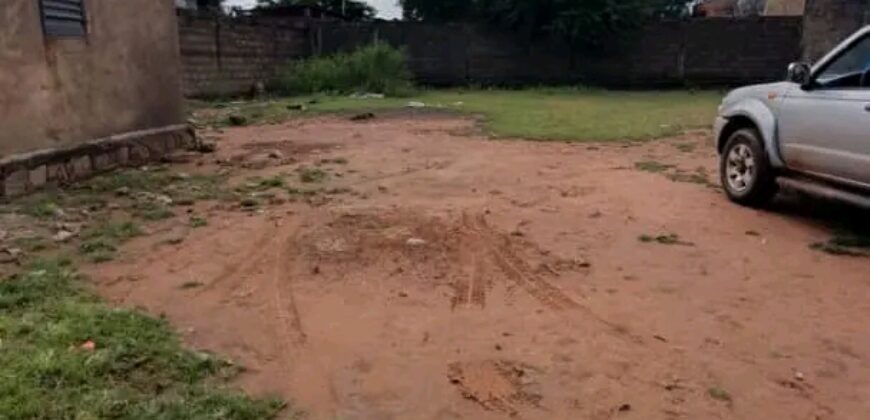 Cour clôturée de 750 m² à louer – Niamana, à 100 m du goudron