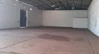 Entrepôt de 700 m² à louer – Banankabougou, à 300 m du goudron