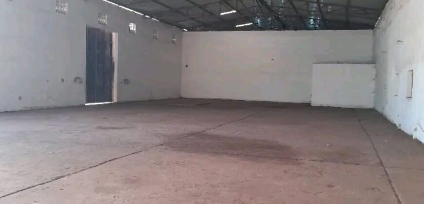 Entrepôt de 700 m² à louer – Banankabougou, à 300 m du goudron