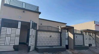 Villa basse 3 chambres avec double parking à vendre – Niamana
