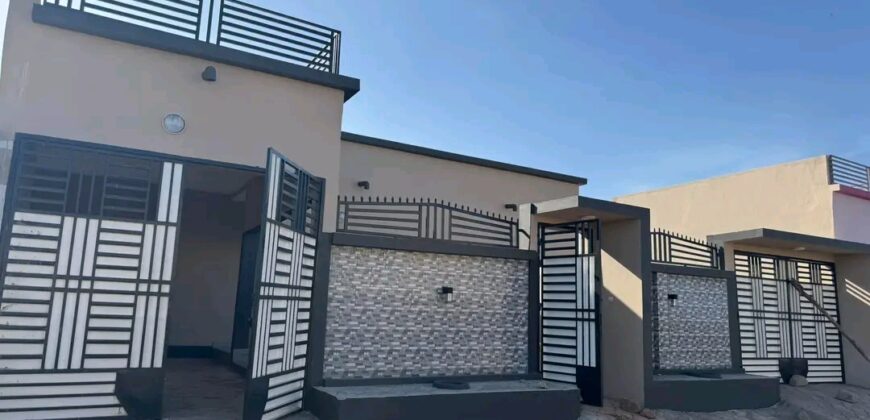 Villa basse 3 chambres avec double parking à vendre – Niamana