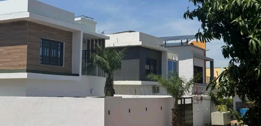 Villa duplex avec piscine et forage 3 chambres à vendre – Samaya