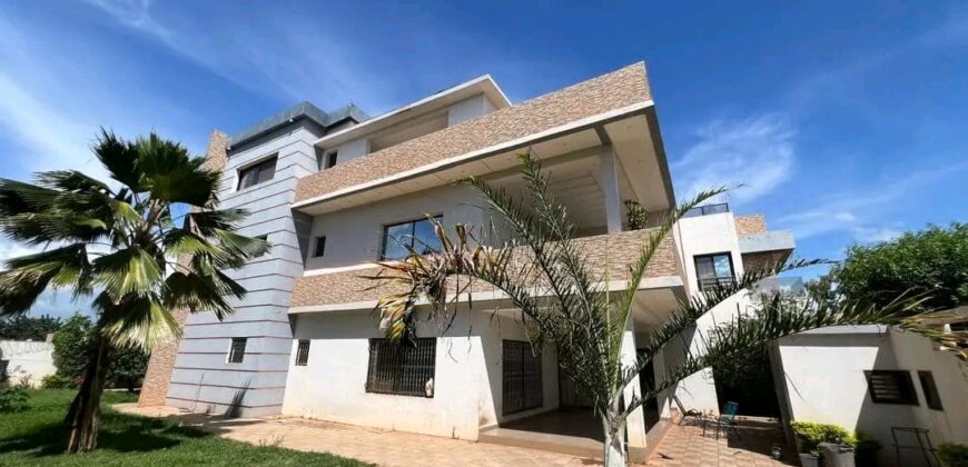 Villa duplex semi-meublée 7 chambres à louer – Niamana
