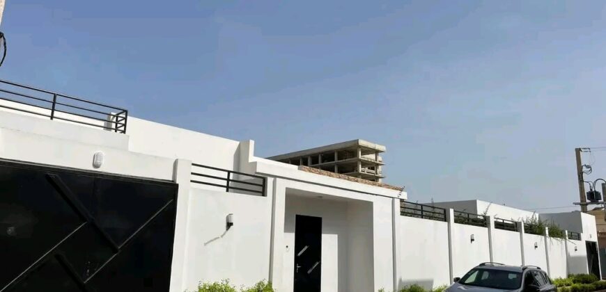 Villa 3 chambres avec piscine et double parking à louer – Sébénikoro