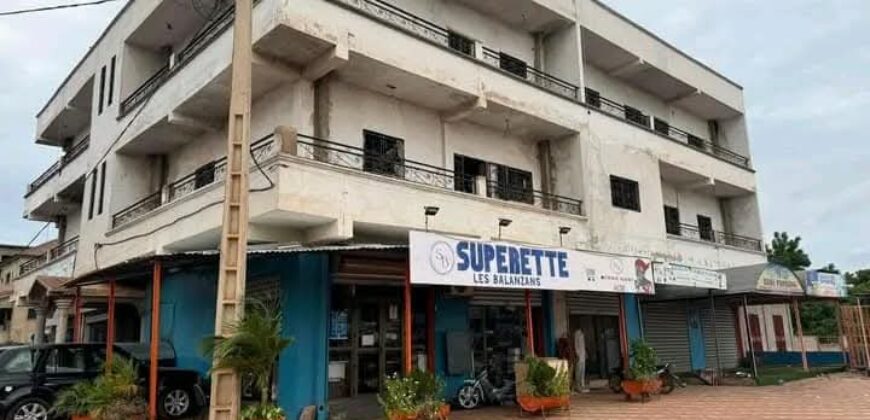Immeuble R+2 de 12 appartements et 7 magasins à vendre – Missabougou