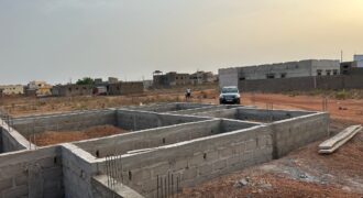 Terrain de 300 m² en titre foncier avec fondations à vendre – Kabala Kouralé