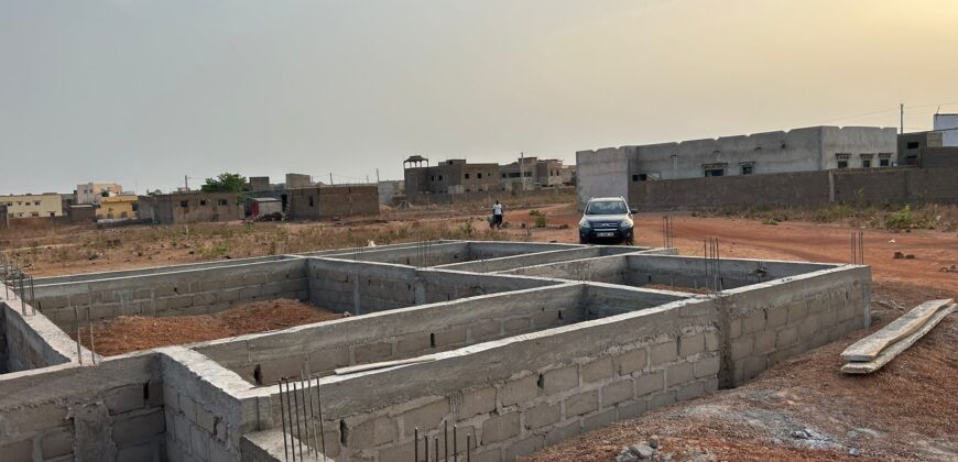 Terrain de 300 m² en titre foncier avec fondations à vendre – Kabala Kouralé